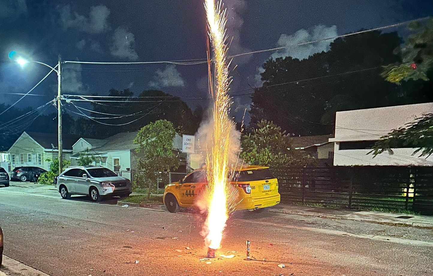 Exceso, me has visto a mí y al fuego de Bengala… En Miami Beach celebramos el 4 de julio a nuestra manera Exceso, me has visto a mí y al fuego de Bengala… En Miami Beach celebramos el 4 de julio a nuestra manera